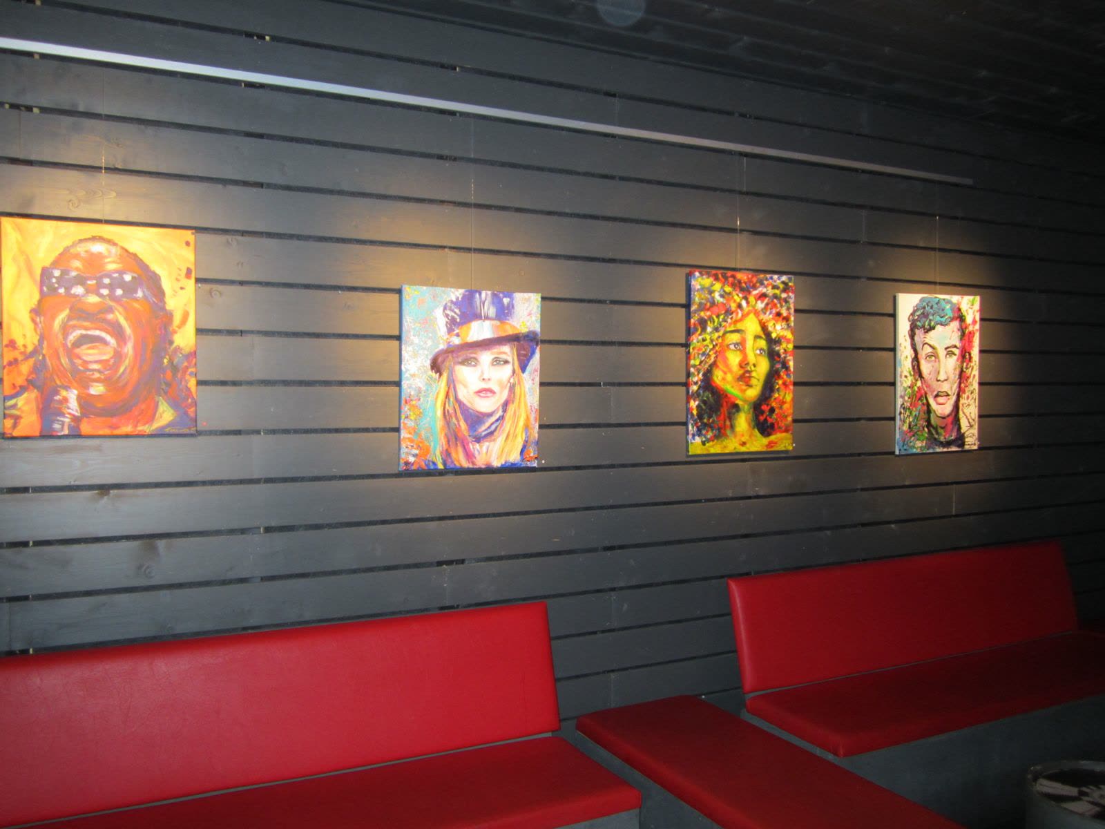Portraits exposés – Café Minuit Soleil